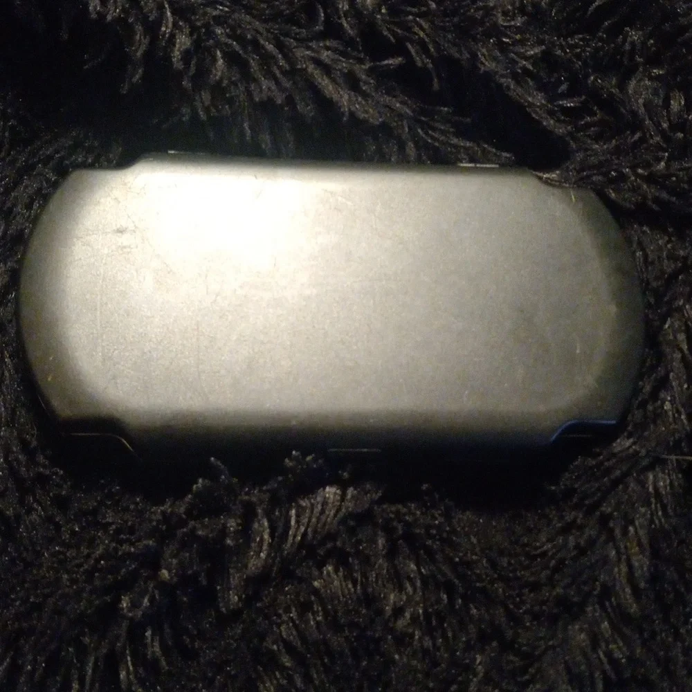 Play station portable case that has 6 discs but holds 8 discs